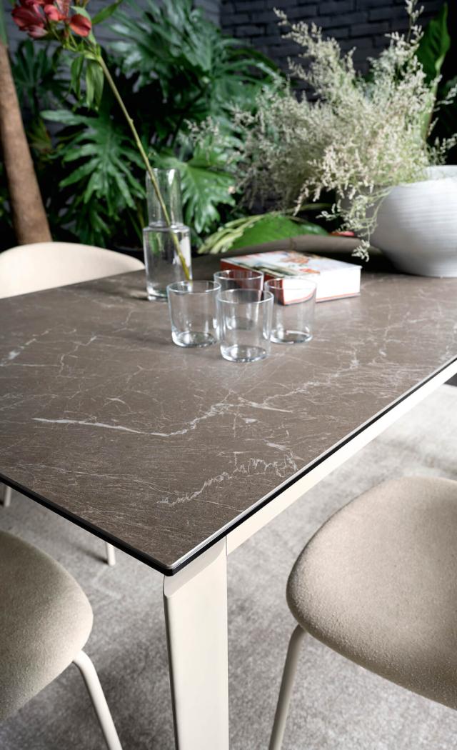 Elegante sedia in tessuto grigio, design moderno e raffinato, perfetta per ambienti sofisticati.